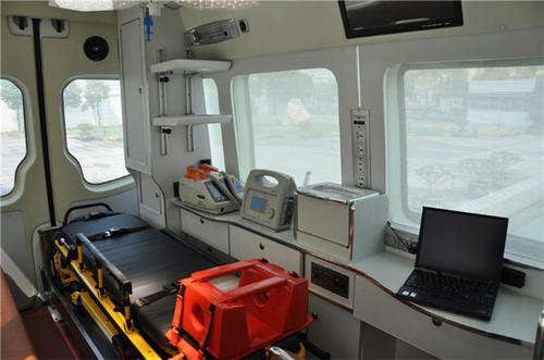 镇巴县救护车内部